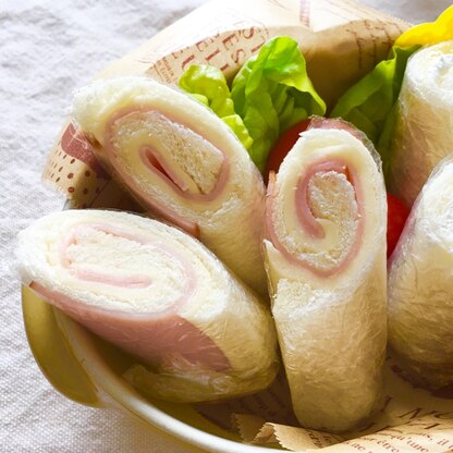 子供が食べやすい！ハムチーズロールサンド♡